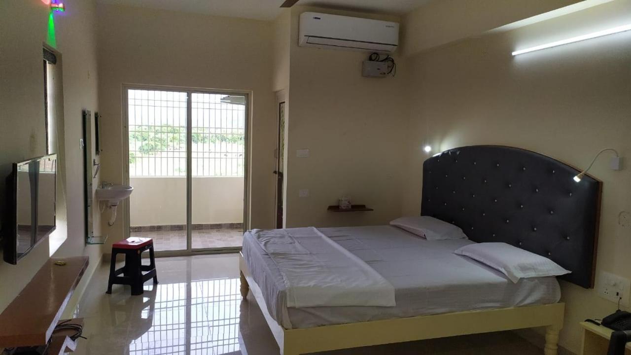 Srinivasa Hotel Tirupati Dış mekan fotoğraf