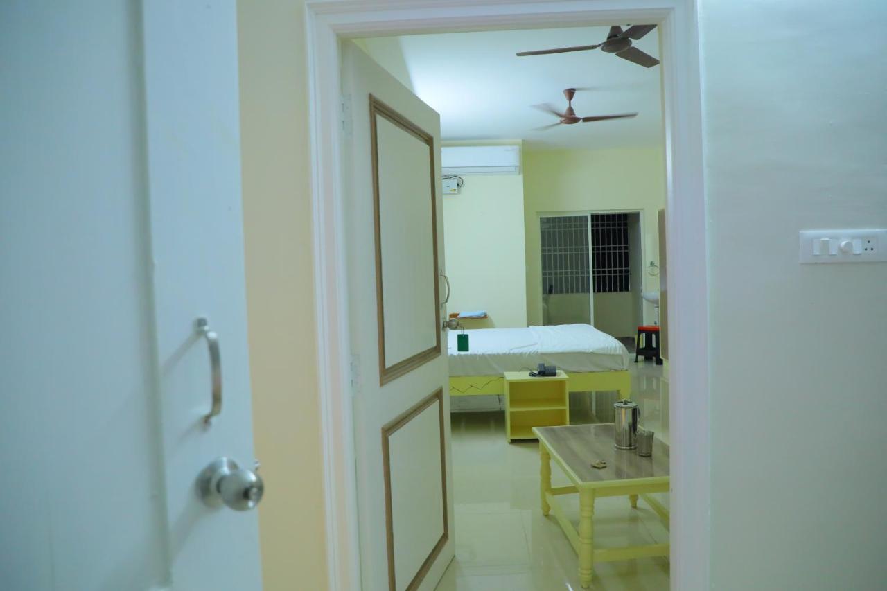 Srinivasa Hotel Tirupati Dış mekan fotoğraf