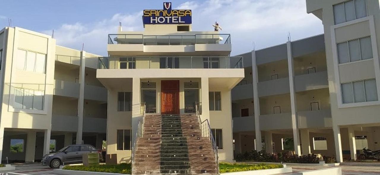 Srinivasa Hotel Tirupati Dış mekan fotoğraf