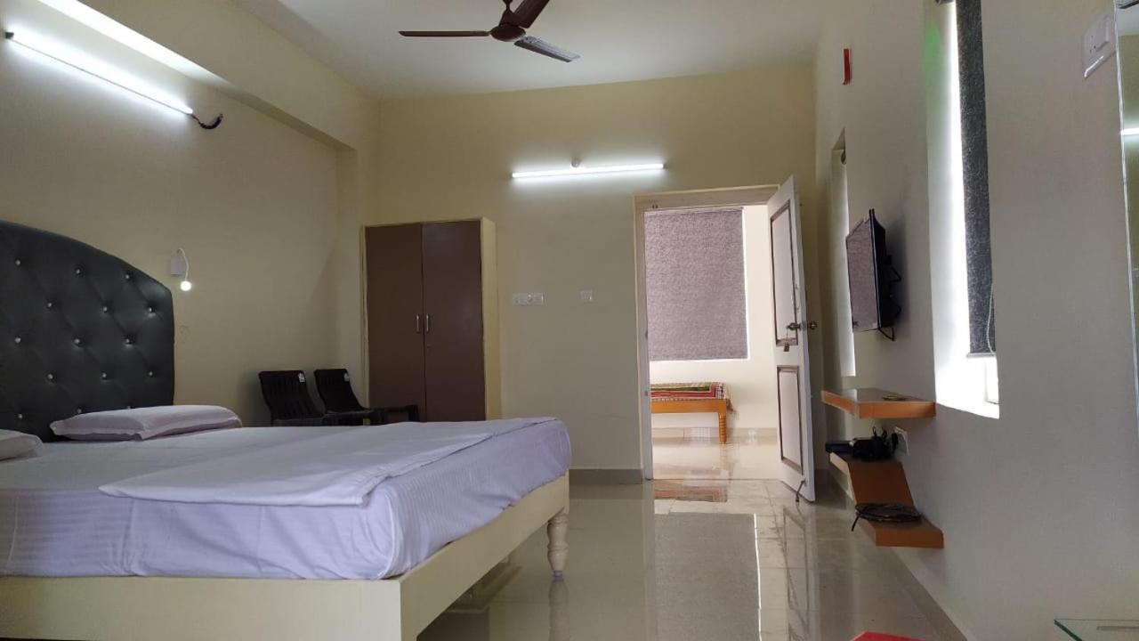 Srinivasa Hotel Tirupati Dış mekan fotoğraf