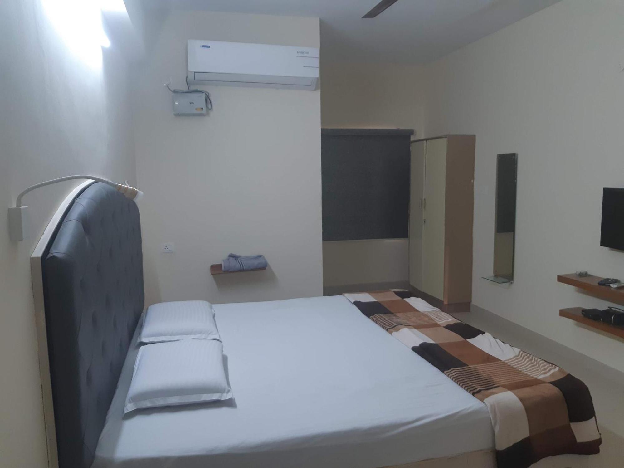 Srinivasa Hotel Tirupati Dış mekan fotoğraf