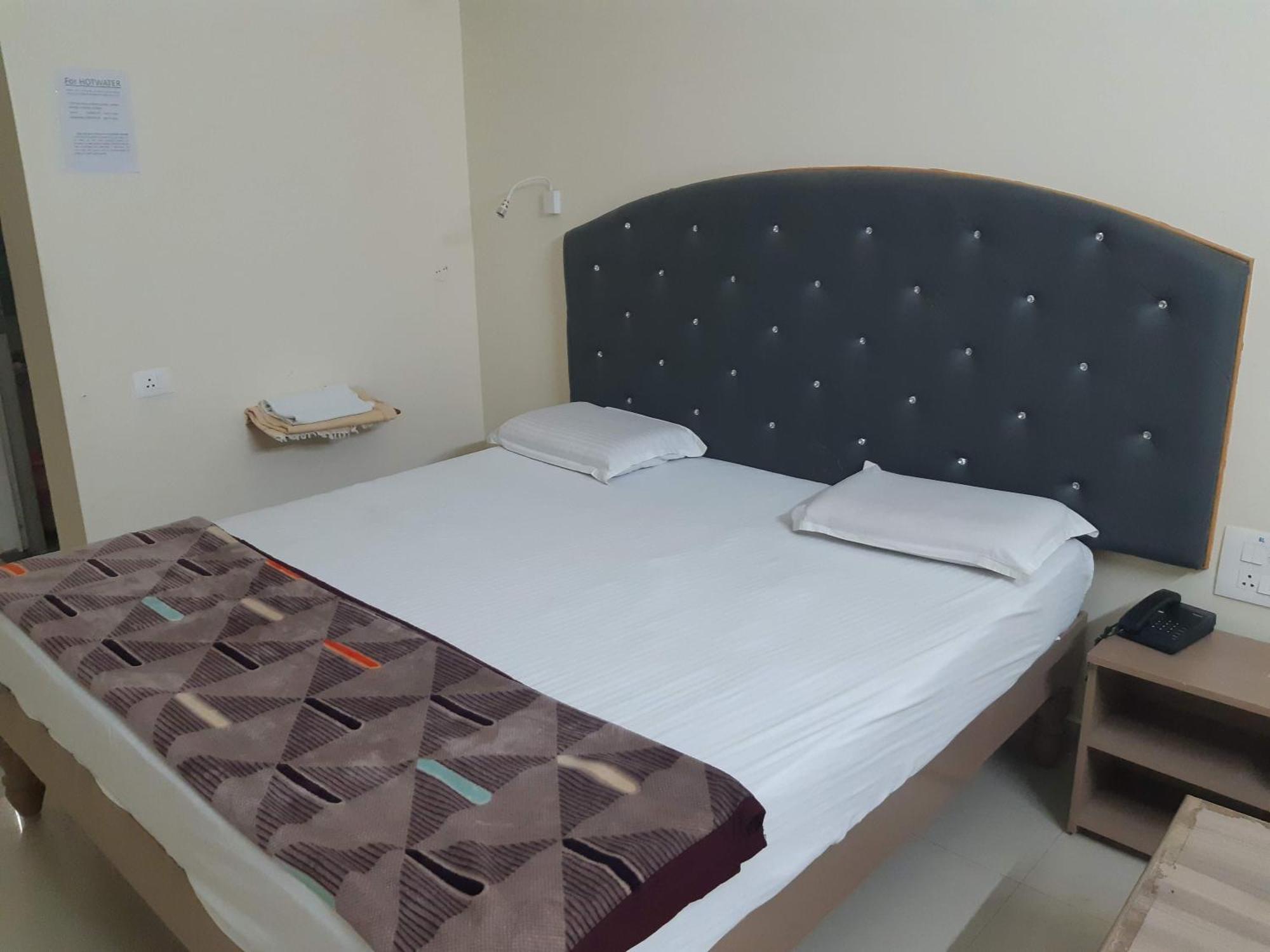Srinivasa Hotel Tirupati Dış mekan fotoğraf